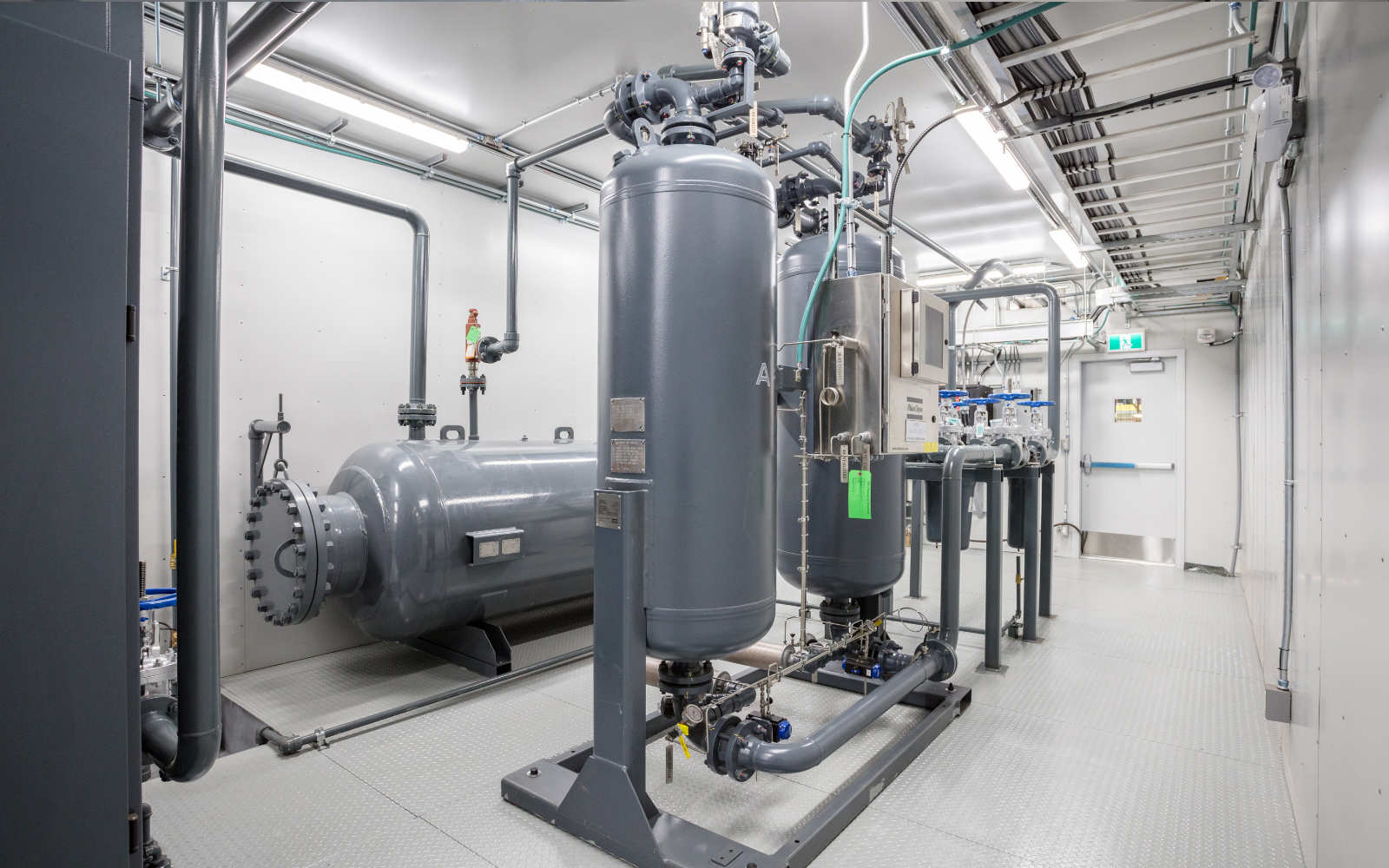 Altas Copco, ZT160 Compressors, CD350 Dryer, 3-way by-pass filtration system, 660USG receiver tank, Wireless Pressure and Temperature transmitters, Re-circulation exhausts ducting, PLC automatic control, built-in sump and pump drainage system, roll-up doors, electrical and controls systems, Fire Suppression and Detection, Prefabricated, Sonic Enclosures