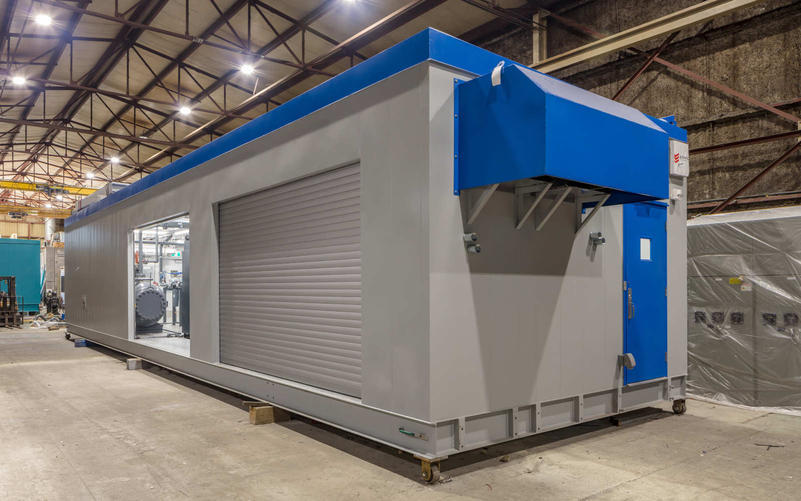 Altas Copco, ZT160 Compressors, CD350 Dryer, 3-way by-pass filtration system, 660USG receiver tank, Wireless Pressure and Temperature transmitters, Re-circulation exhausts ducting, PLC automatic control, built-in sump and pump drainage system, roll-up doors, electrical and controls systems, Fire Suppression and Detection, Prefabricated, Sonic Enclosures